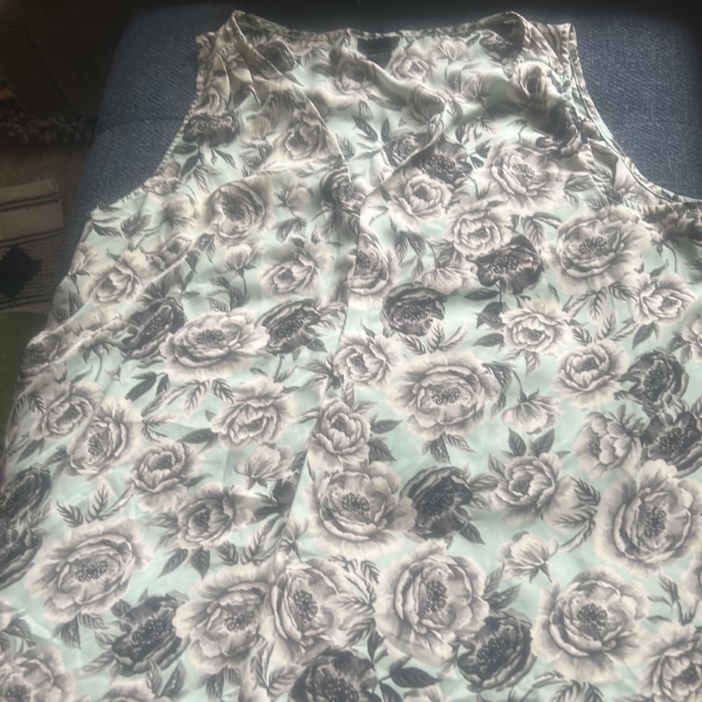 Rose detailed summer V neck , long style, torrid, euc. Beautiful teal , black 🌸